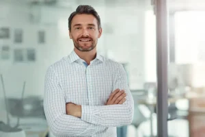 3 Forex Market Türkiye - Yerli ve Global Forex Şirketleri happy business man portrait office us corporate career financial consultant smile person ambition investment 349805237 Forex Market Türkiye - Yerli ve Global Forex Şirketleri Türkiye’den forex’e girenler için tüm bilgiler burada